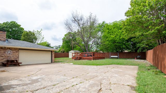 353 Brook Hollow Drive, Desoto, TX 75115