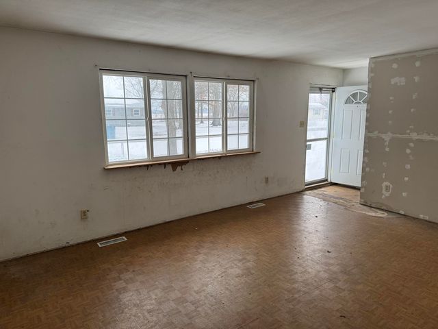 10683 N 253 E, Demotte, IN 46310