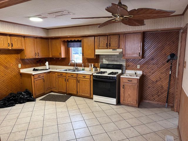 10683 N 253 E, Demotte, IN 46310