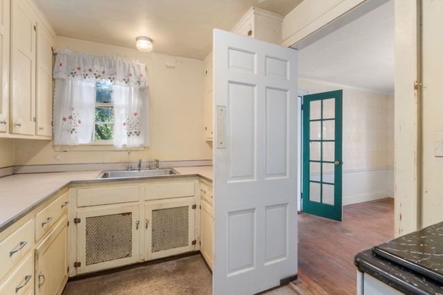 10 Wilde Rd, Wellesley, MA 02481