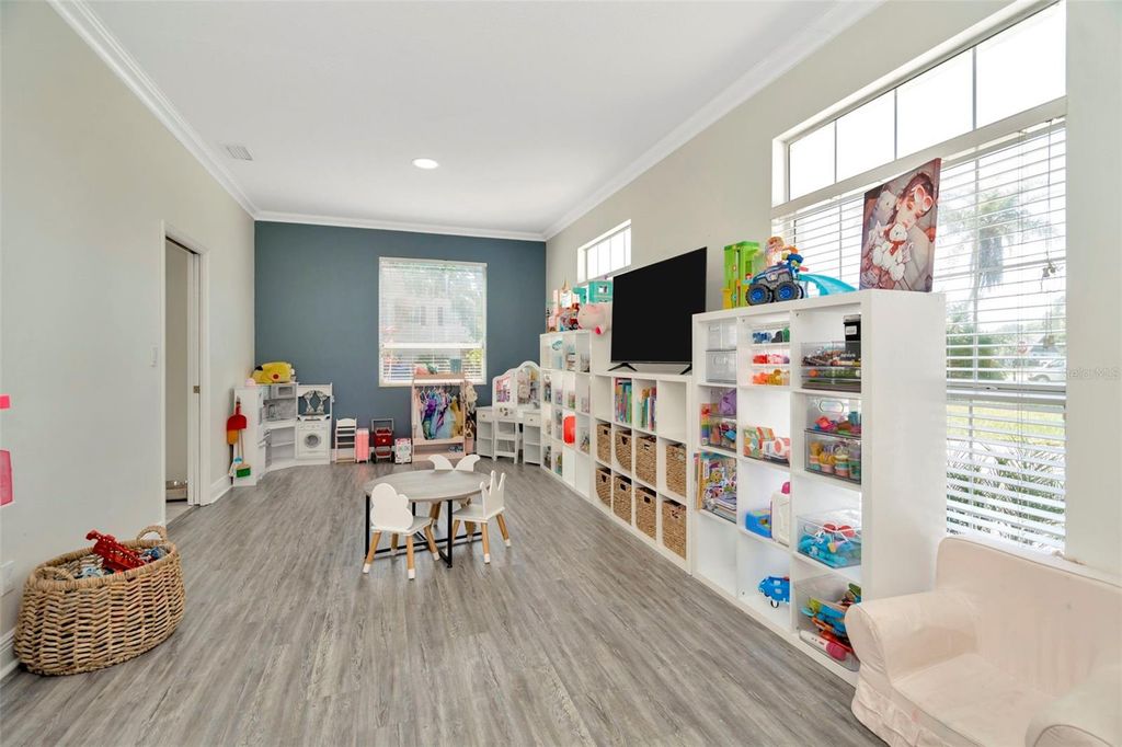 Image 8 of property listing at 4612 NETHERWOOD DRIVE, Tampa, FL 33624