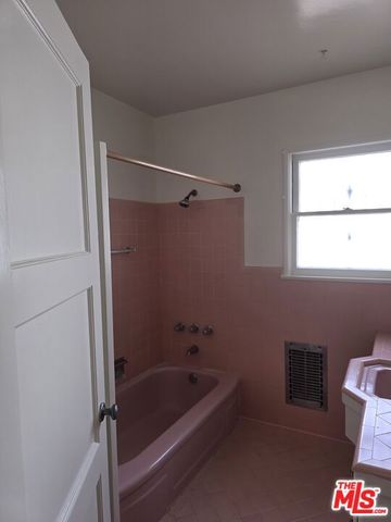 6243 S Fairfax Avenue, Los Angeles, CA 90056