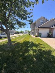 810-816 SW PEACH TREE Lane, Blue Springs, MO 64064