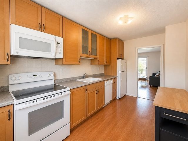 28 Westgate Rd 5, Boston, MA 02467