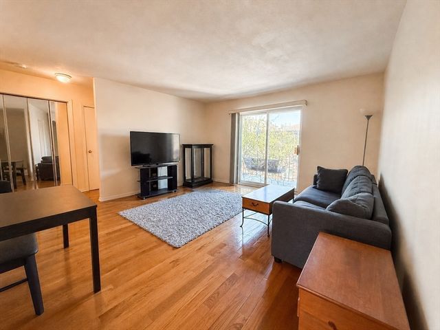 28 Westgate Rd 5, Boston, MA 02467