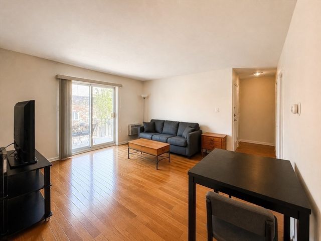 28 Westgate Rd 5, Boston, MA 02467