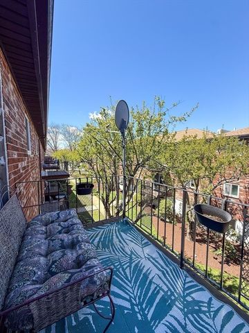 28 Westgate Rd 5, Boston, MA 02467