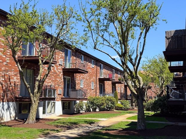28 Westgate Rd 5, Boston, MA 02467
