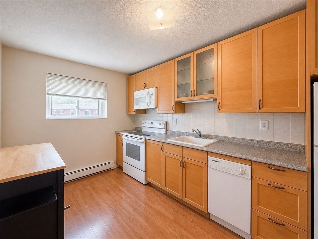 28 Westgate Rd 5, Boston, MA 02467