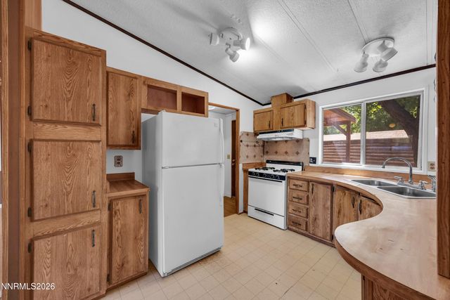 230 E Gepford Parkway, Sun Valley, NV 89433