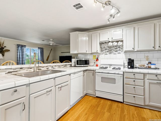 1397 CANYON LAKE DR, Canyon Lake, TX 78133