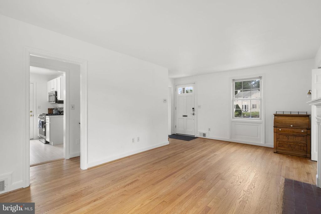 Image 7 of property listing at 10511 LORAIN AVE, Silver Spring, MD 20901