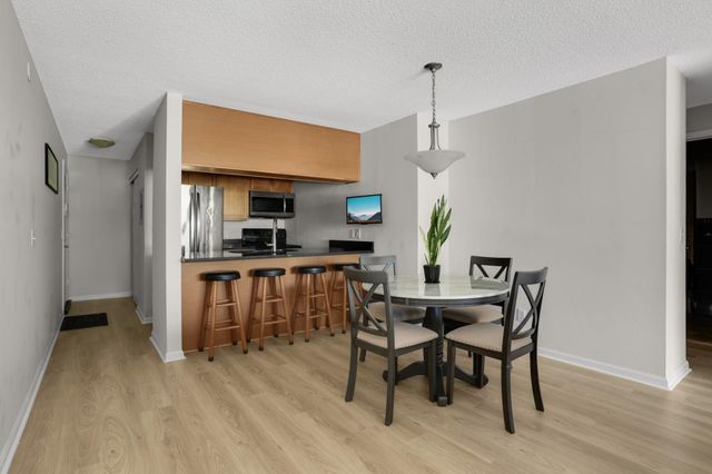 520 Ridgewood Avenue 102, Minneapolis, MN 55403
