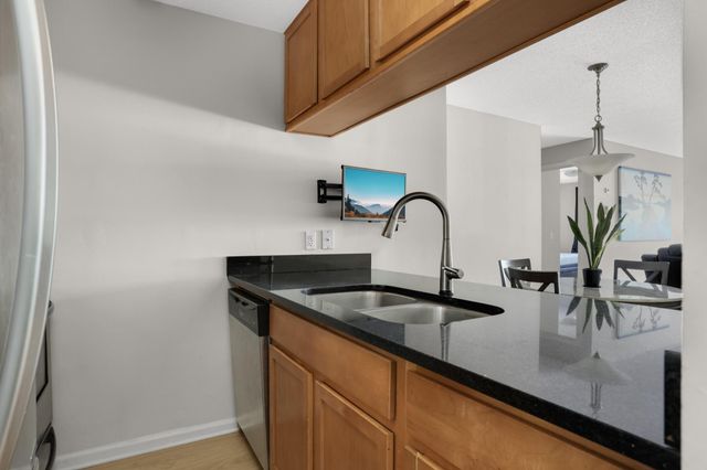 520 Ridgewood Avenue 102, Minneapolis, MN 55403