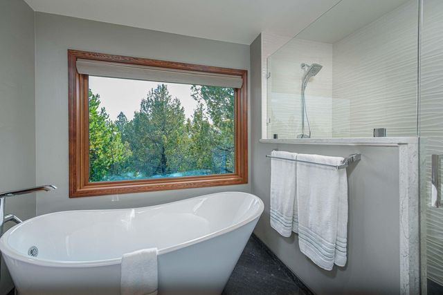 1648 NW Summit Drive, Bend, OR 97703