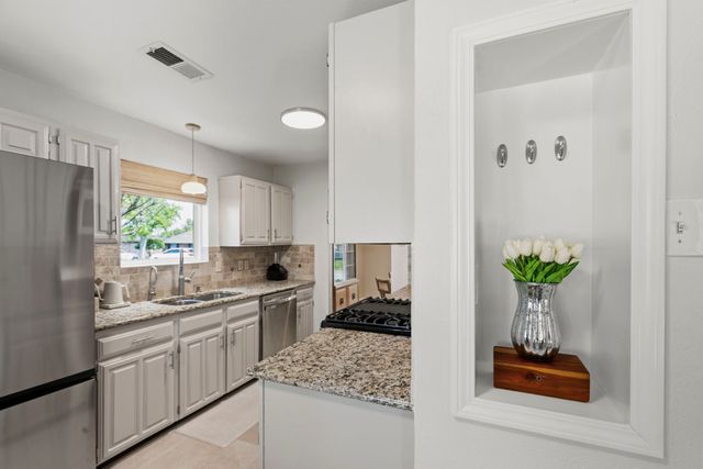 2604 Fallcreek Drive, Carrollton, TX 75006