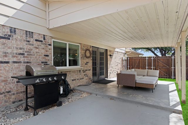 2604 Fallcreek Drive, Carrollton, TX 75006