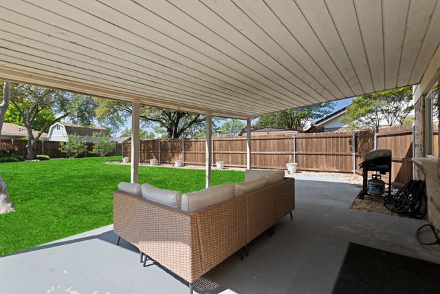 2604 Fallcreek Drive, Carrollton, TX 75006