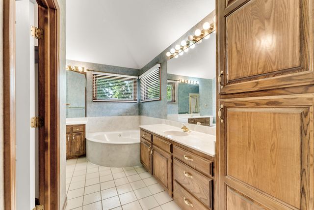 1152 W Woodhaven Street, Springfield, MO 65810