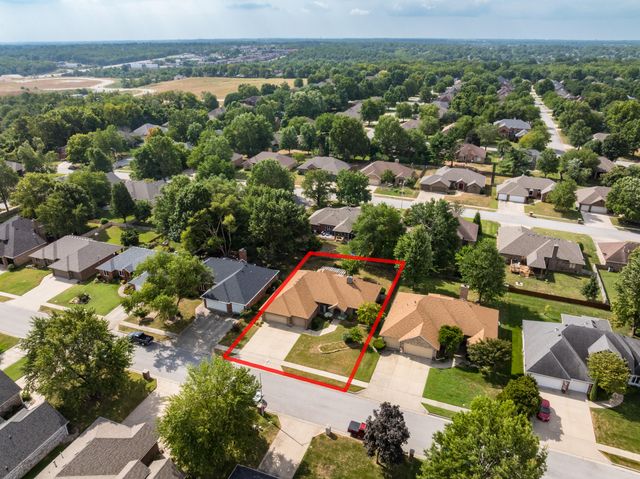 1152 W Woodhaven Street, Springfield, MO 65810