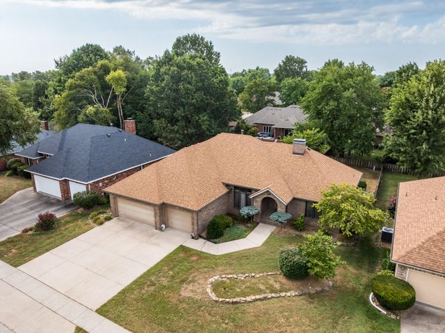 1152 W Woodhaven Street, Springfield, MO 65810