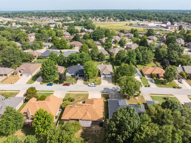 1152 W Woodhaven Street, Springfield, MO 65810