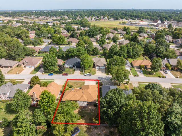 1152 W Woodhaven Street, Springfield, MO 65810