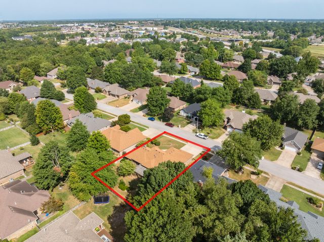 1152 W Woodhaven Street, Springfield, MO 65810