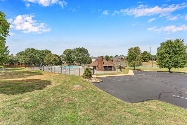 1152 W Woodhaven Street, Springfield, MO 65810