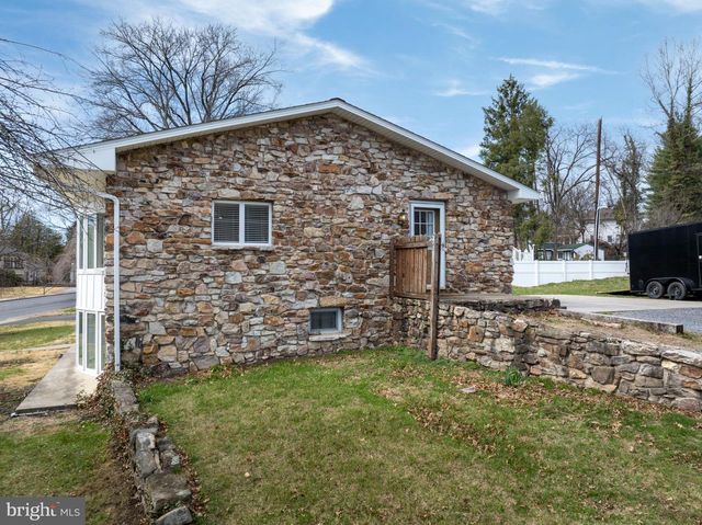17 SUNSET RD, Lewistown, PA 17044