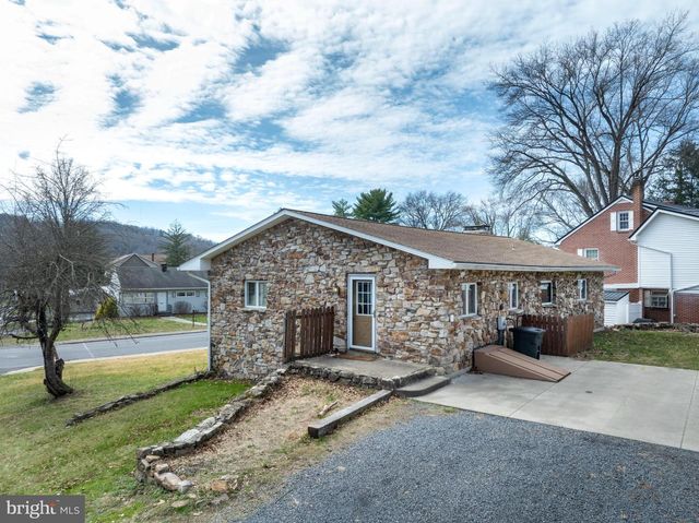 17 SUNSET RD, Lewistown, PA 17044