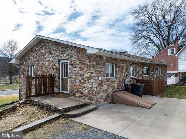 17 SUNSET RD, Lewistown, PA 17044