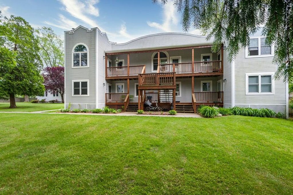 7374 North Shore Drive 17, South Haven, MI 49090