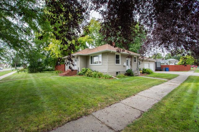 921 9th Street N, Moorhead, MN 56560