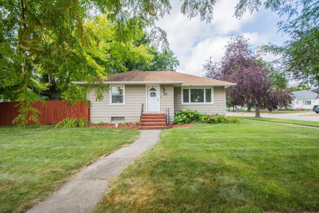 921 9th Street N, Moorhead, MN 56560