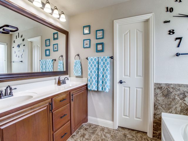 804 Longhorn Drive, Aubrey, TX 76227