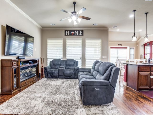 804 Longhorn Drive, Aubrey, TX 76227