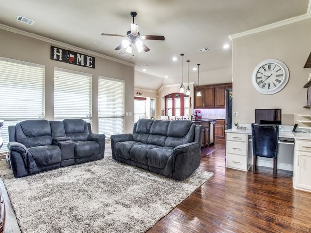 804 Longhorn Drive, Aubrey, TX 76227