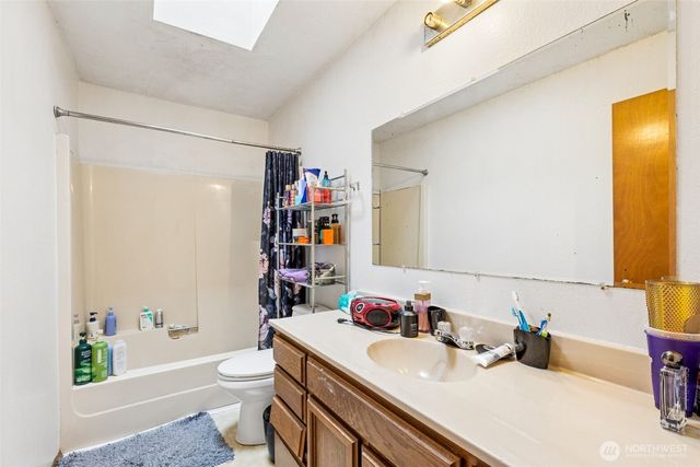 15215 Larch Way, Lynnwood, WA 98087