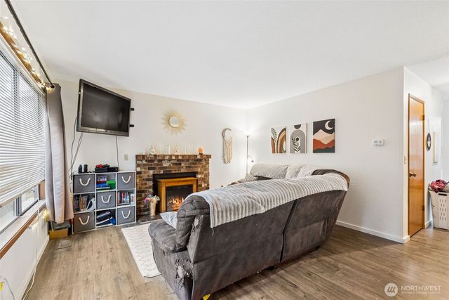 15215 Larch Way, Lynnwood, WA 98087