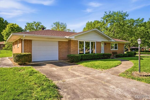 300 Longview Drive, Belleville, IL 62223