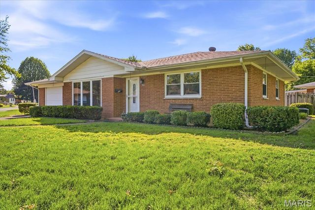 300 Longview Drive, Belleville, IL 62223