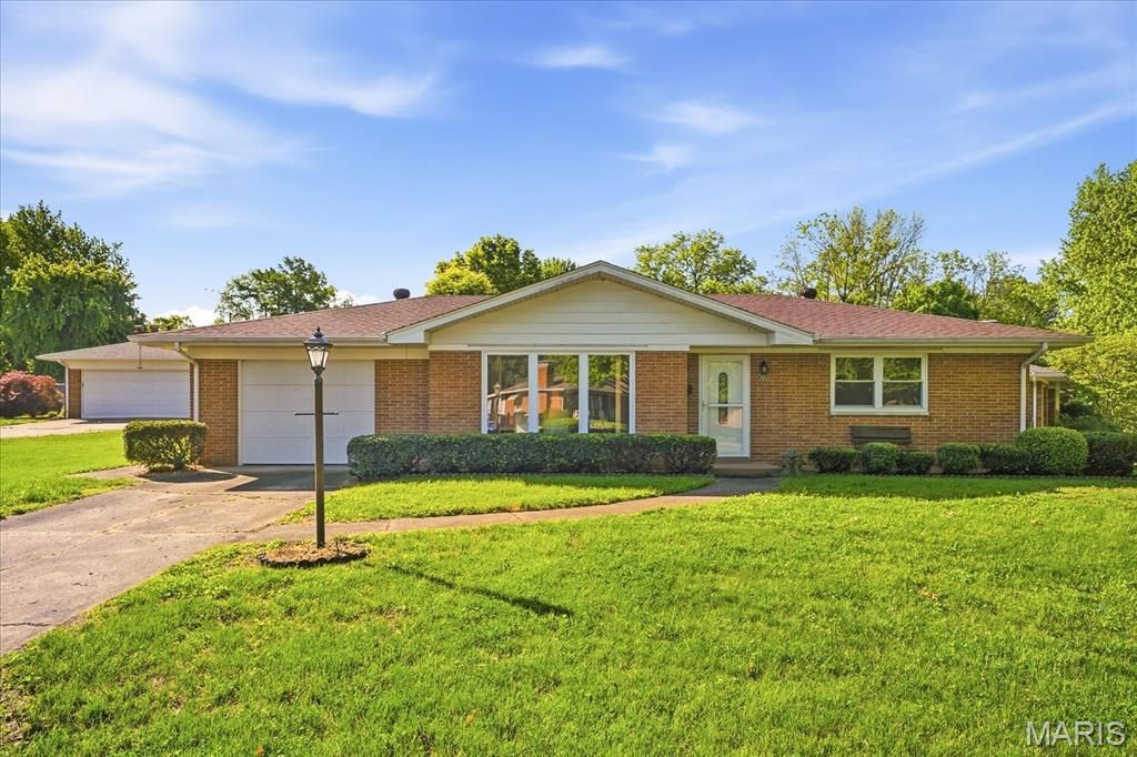 300 Longview Drive, Belleville, IL 62223