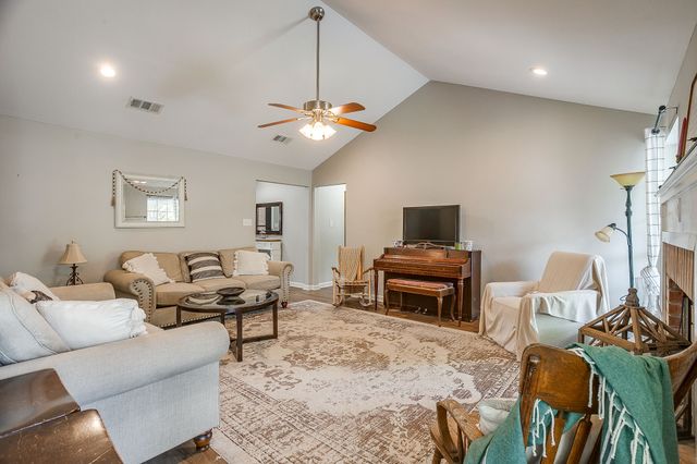 605 Rhonda, Italy, TX 76651