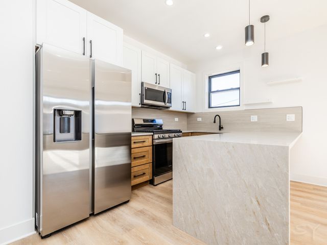 3215 W Fulton Street, Chicago, IL 60624