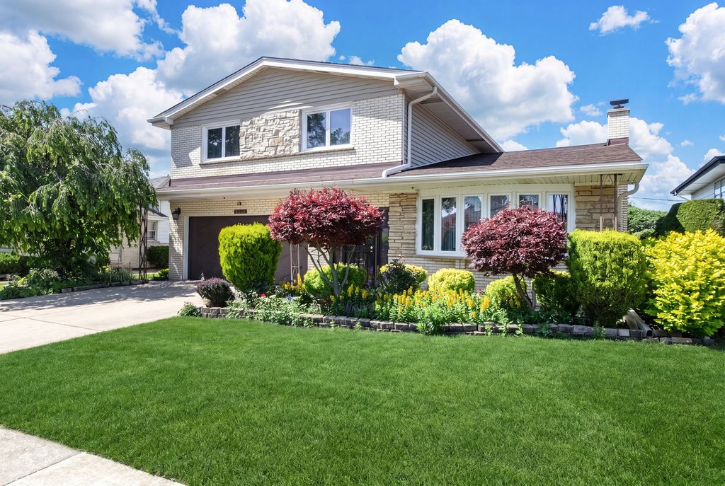 8432 W Amelia Drive, Niles, IL 60714 — photo 2