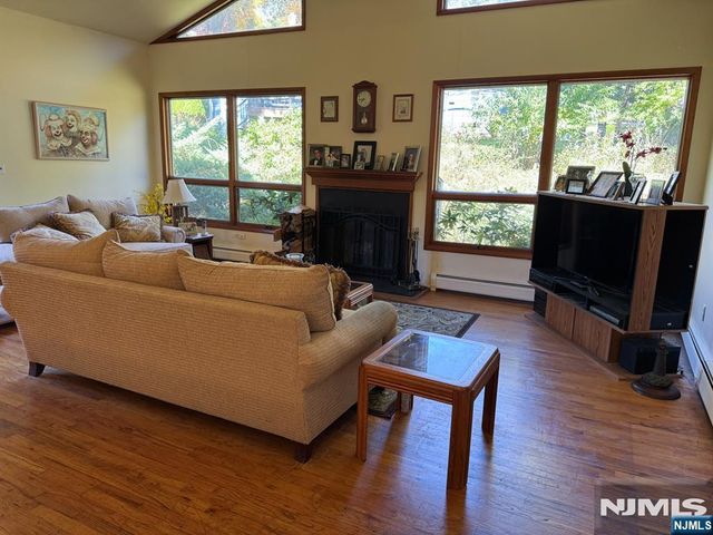 32 Esplanade Drive, Hillsdale, NJ 07642