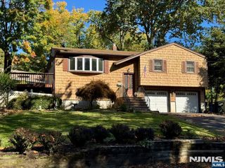 32 Esplanade Drive, Hillsdale, NJ 07642