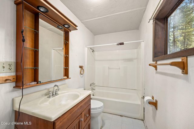 1807 Kelso Lake RD, Athol, ID 83801