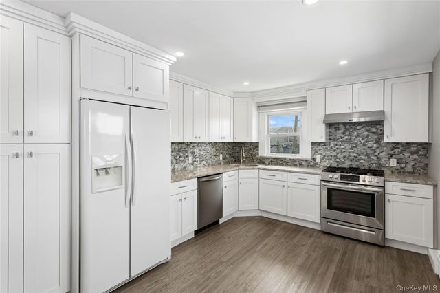 31 Julian Place, Island Park, NY 11558
